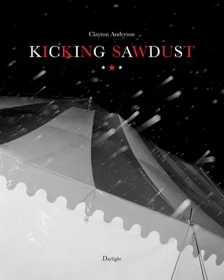 Scalciare la segatura: In fuga con il circo e il carnevale - Kicking Sawdust: Running Away with the Circus and Carnival