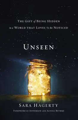 Non visto: Il dono di essere nascosti in un mondo che ama farsi notare - Unseen: The Gift of Being Hidden in a World That Loves to Be Noticed