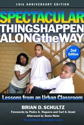 Le cose spettacolari accadono lungo la strada: Lezioni da una classe urbana - Edizione del 10° anniversario - Spectacular Things Happen Along the Way: Lessons from an Urban Classroom--10th Anniversary Edition