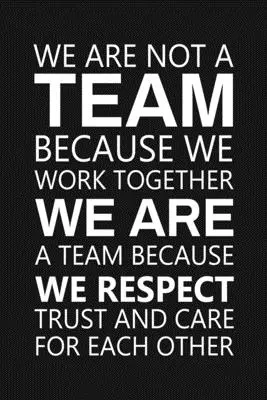 Non siamo una squadra perché lavoriamo insieme: Regali di riconoscimento per il personale - We Are Not A Team Because We Work Together: Staff Recognition Gifts