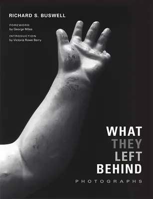 Ciò che hanno lasciato dietro di sé: Fotografie - What They Left Behind: Photographs